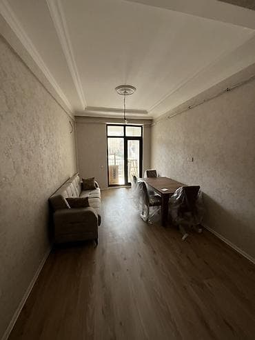 ağdaşda satilan evler: 1 otaqlı mənzil – açıq mətbəxli studio plan - Geniş işıqlı zal: divan — 2