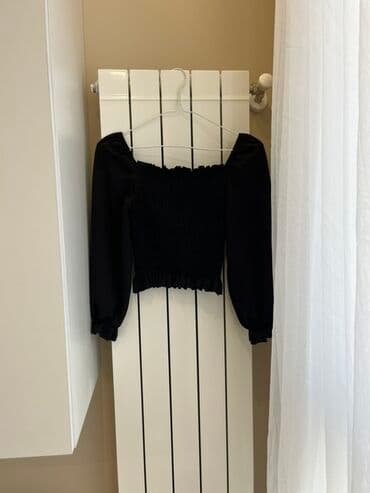 женские спортивные кофты: Qara qadın bluzası - Rəng: qara - Model: kvadrat dekolteli, uzun qol — 1