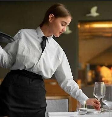 Mehemmedli dairesine yaxin erazide balaca kafeye xanim ofsiant