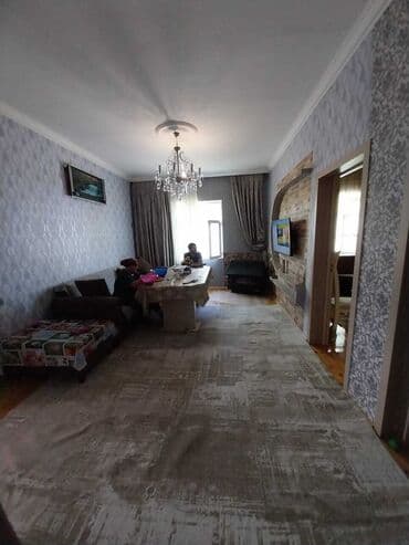 kewle qesebesinde ev: Satılır: həyətli ev - Geniş, tam daş döşəməli həyət. Hündür, taxta — 12