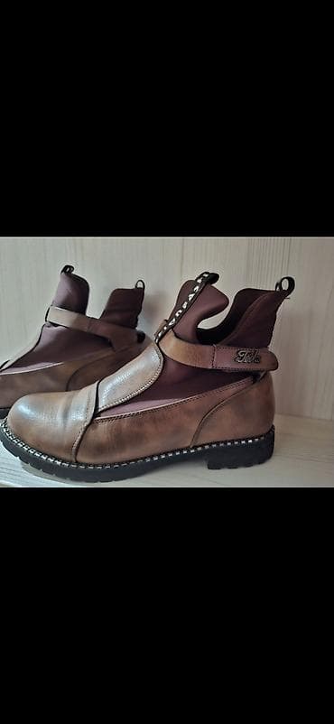 Qadın ayaqqabısı – qəhvəyi dəridən, orta yüksəklikli - Model