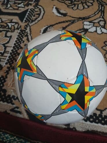 Futbol topu - Dizayn: Ağ əsas rəngdə, çoxrəngli ulduz naxışlı