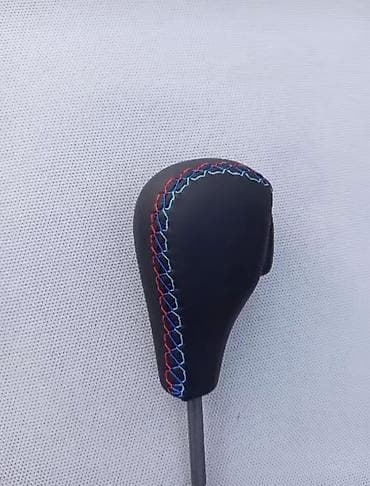 Avtomobil üçün ötürmə leverinin başlığı (avtomat/selektor üçün). -