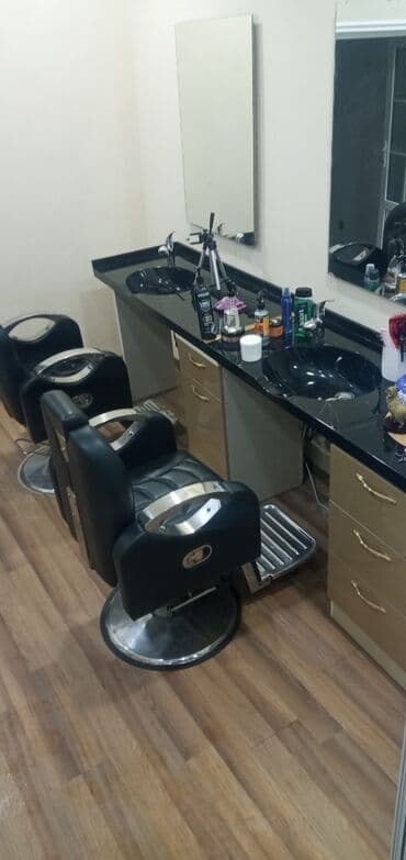 Qida məhsulları: Bərbərxana dəsti – 2 post - Qara parlaq daş üstlü iş masası, hər post — 4