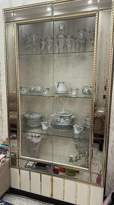 Полочные витрины: Стеклянная витрина-шкаф — 1