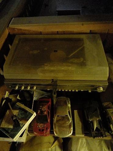 divarda fiqurlar: Dairəvi formada, metal materialdan hazırlanmış bəzək qalxanı. Üzərində — 3