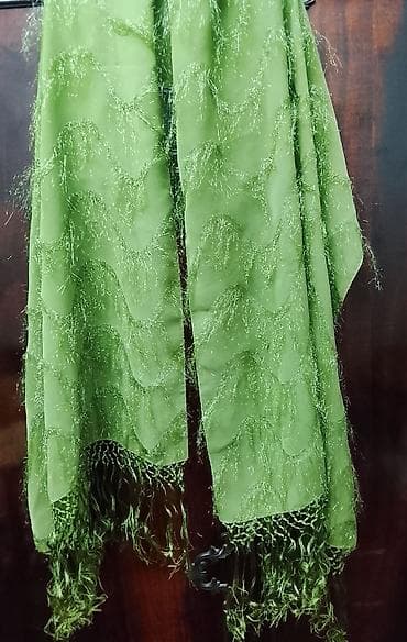 Yemşil rəngli zərif şal/şarf - Material: yüngül, şəffaf tekstura; — 1