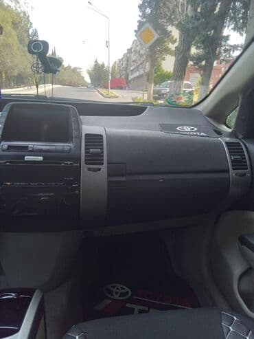 şüşə silən matoru: Toyota Prius Hybrid – liftbek - Yanacaq sistemi: hibrid (benzin + — 5