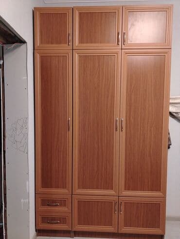 saxlama qablari: Açılan, 3 qapılı Düz dolab, Qarderob, paltar dolabı — 1