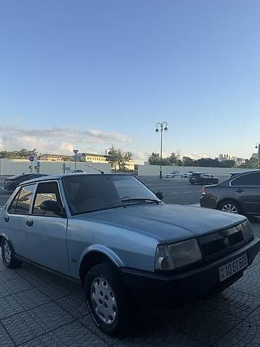 Транспорт: Model: Tofaş Şahin 4 qapılı sedan Rəng: Açıq mavi Kuzov: Sedans, arxa — 2