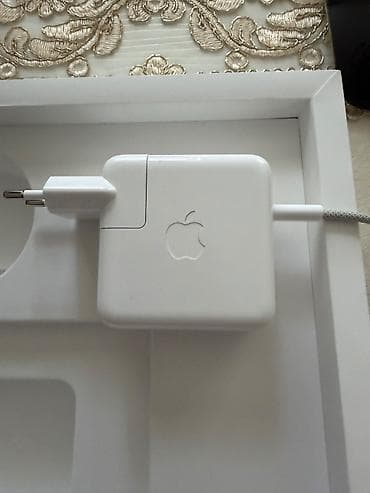 Apple MacBook: MacBook Pro m3 yenikidi 5 defe kinoya baxilib ustunde orginal adapdir — 3
