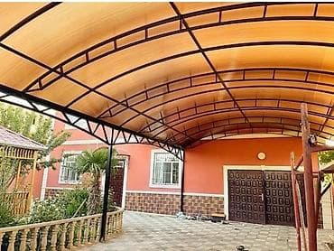 Metal konstruksiyalı, polikarbonat örtüklü avtomobil kölgəsi. Bu kölgə