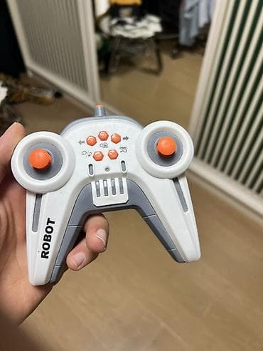 maqnit oyuncaqlar: Uzaqdan idarə olunan oyuncağı robot - Rənglər: ağ, boz və narıncı — 1