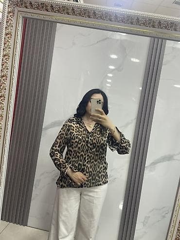 Leopard naxışlı qadın köynəyi - Model: klassik yaxalıqlı, düyməli — 2