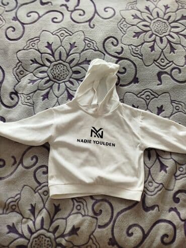 Uşaq üçün geyim dəsti - 1 ədəd kapüşonlu svitşot (ağ). Ön hissədə