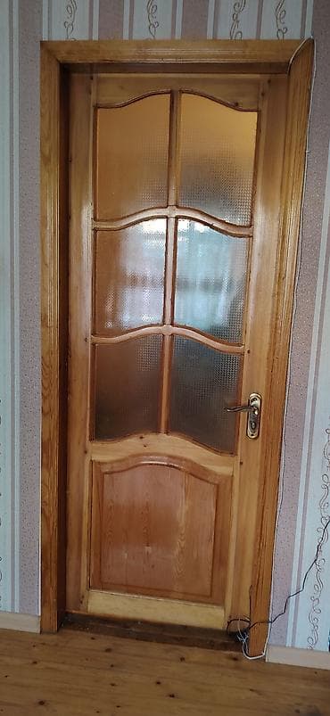 Qapılar və aksessuarlar: Taxta interyer qapısı - Material: tam ağac (şam tonlarında), təbii — 1