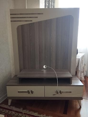 Düz TV altlığı, Polkalı, Laminat