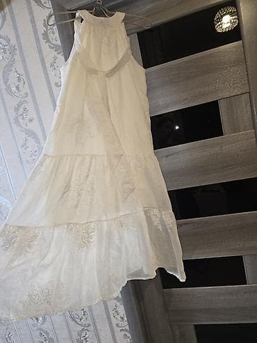 yay donlari 2024: Ağ rəngli yay donu - Model: yüngül, axıcı siluetli, pilləli ətəkli — 1