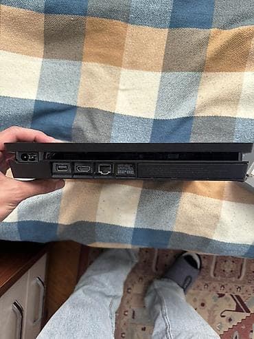 Sony PlayStation 4 Slim oyun konsolu 2 pult verilir Xüsusiyyətlər: - — 3