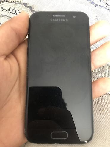 Samsung smartfon - Model: Samsung Galaxy A3 (2017) seriyasına bənzər