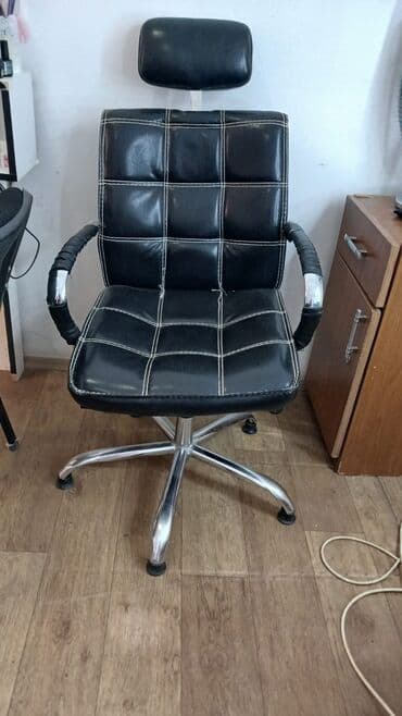 Mərmər effektli PVC panellər: Bu, dörd qollu ulduz formalı metal dayaq üzərində hərəkət edən qara — 1