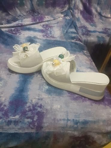 Ağ rəngli qadın şlapanı - Model: Açıq burunlu, qalın və yastı