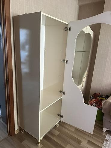dəsti: Klassik üslubda yemək otağı üçün vitrin və bufet dəsti. Tərkibi: - 4 — 5