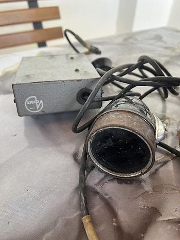 Dekorativ süni güllər və ağ parça materialları dəsti. Sayı çoxdur — 6