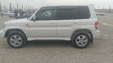 Mitsubishi Pajero iO (GDI) – ağ rəngli, 5 qapılı kompakt SUV. İlkin