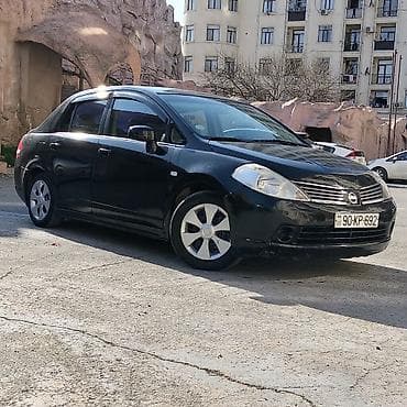 nissan tiida qiyməti: Nissan Tiida sedan – qara rəng, 4 qapı, AZ dövlət nömrə nişanı — 2