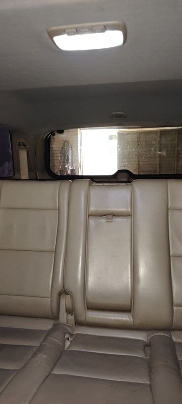 авто запчасти на опель: Ağ rəngdə Kia Sorento avtomobili. Avtomobilin ön hissəsindəki radiator — 7