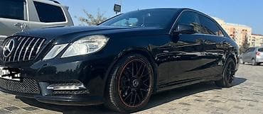 teker 18 type 0: Mercedes‑Benz E‑Class sedan (W212), qara rəng. Xarici: - AMG üslublu — 2