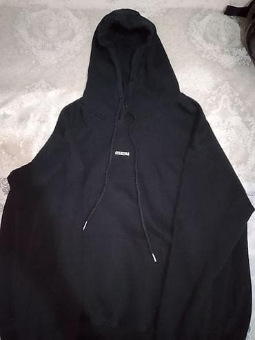 iqos ucuz: Qara rəngli kapüşonlu sviter (hoodie). Ön hissəsində kiçik ölçülü — 4