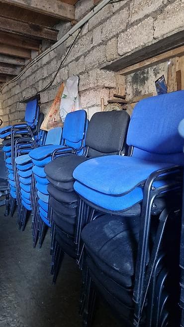 Yığılabilən ofis/konfrans stulları - Model: metal karkaslı, yumşaq