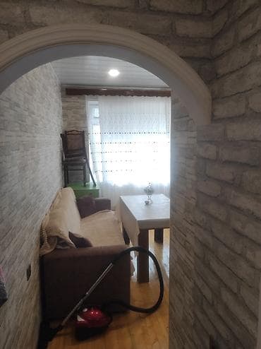 kafe icareye: Kirayə üçün mənzildə komfortlu qonaq otağı - İşıqlı, zövqlü dizaynlı — 9