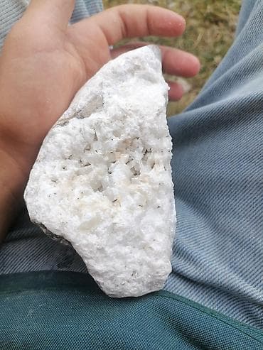 bildircin satisi tap az: Ağ kvars damarından çıxmış təbii kolleksiya nümunəsi - Material — 2