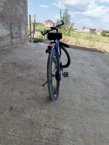 in ve yan: Dağ/şəhər tipli velosiped - Rəng: parlaq mavi gövdə, neon yaşıl şin — 1