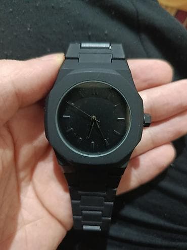 Saat bəzək üçündü, ona göre saatı görsetmir, saat xarab deyil, sadece