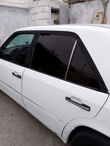 Avtomobil: Mercedes-Benz sedan (ağ rəng) Kuzov: 4 qapılı