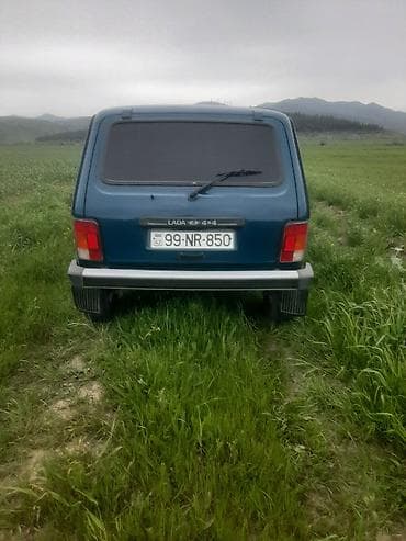 qara niva: LADA Niva 4x4, mavi rəngli, 3 qapılı ofroud krossover. Xüsusiyyətlər — 2