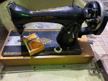 qədim radio: Mekaniki tikiş maşını – klassik dizaynlı, döşəmə üstü taxta əsaslı — 1