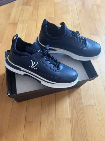 Məhsul: Kişi idman ayaqqabısı - Rəng: Tünd mavi (navy), ağ altlıqla -