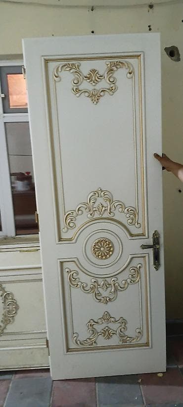 qapllar otaq: Ağ və qızılı naxışlı klassik üslubda qapılar təqdim olunur. Modellər — 5
