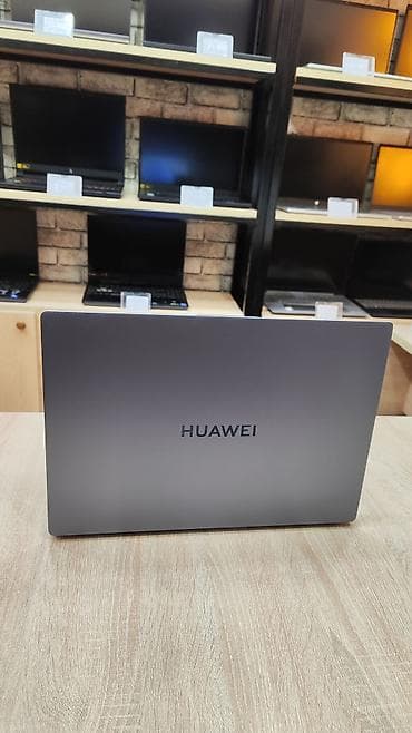 komputer notebook: Huawei Matebook D16 ​🧠 Prosessor (CPU): Intel Core i7-13700H ​💾 — 4