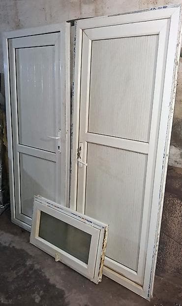 plastik qapi pencereler: Məhsul: Ağ PVC qapı və kiçik pəncərə dəsti Xüsusiyyətlər: - Material — 1