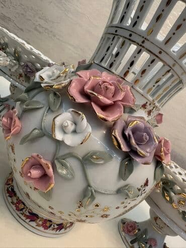 perfe: Bu dəstə zərif ağ rəngli farfor vaza və bir neçə zərli, oymalı qab — 6