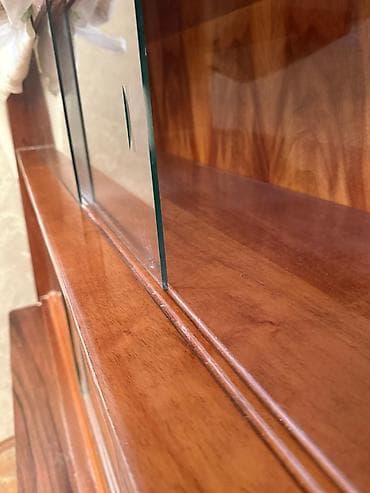 şpon: Retro vitrin-kredens - Material: təbii ağac finişi, zəngin naxışlı — 4