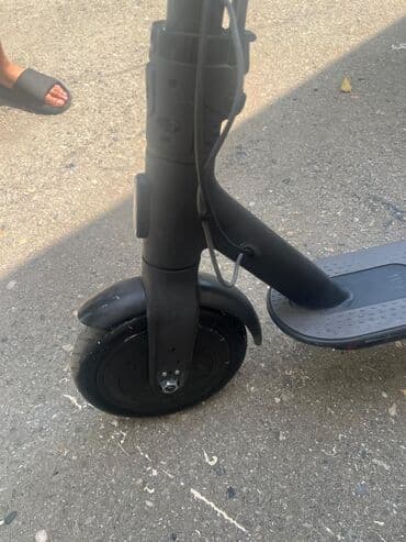 sukuturlar: Qara rəngli elektrik skuter, şəhər daxilində rahat hərəkət üçün — 2