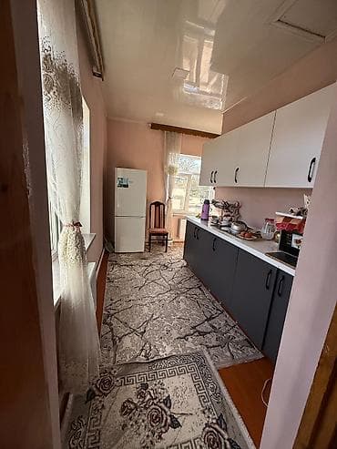 gencede ev: 2 mərtəbəli 7 otaqli fərdi yaşayış evi,2 ci mərtəbə tam təmirli,1 ci — 3