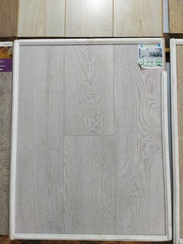 Ağac təqlidi ilə laminat döşəmə. Bu döşəmə növü ev və ya ofis